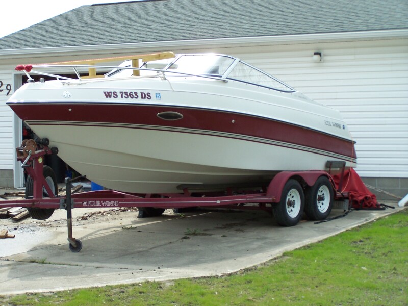 Used Boats For Sale in Detroit, Michigan by owner | 1995 FOUR WINNS Sundowner 225 Cuddy Cabin